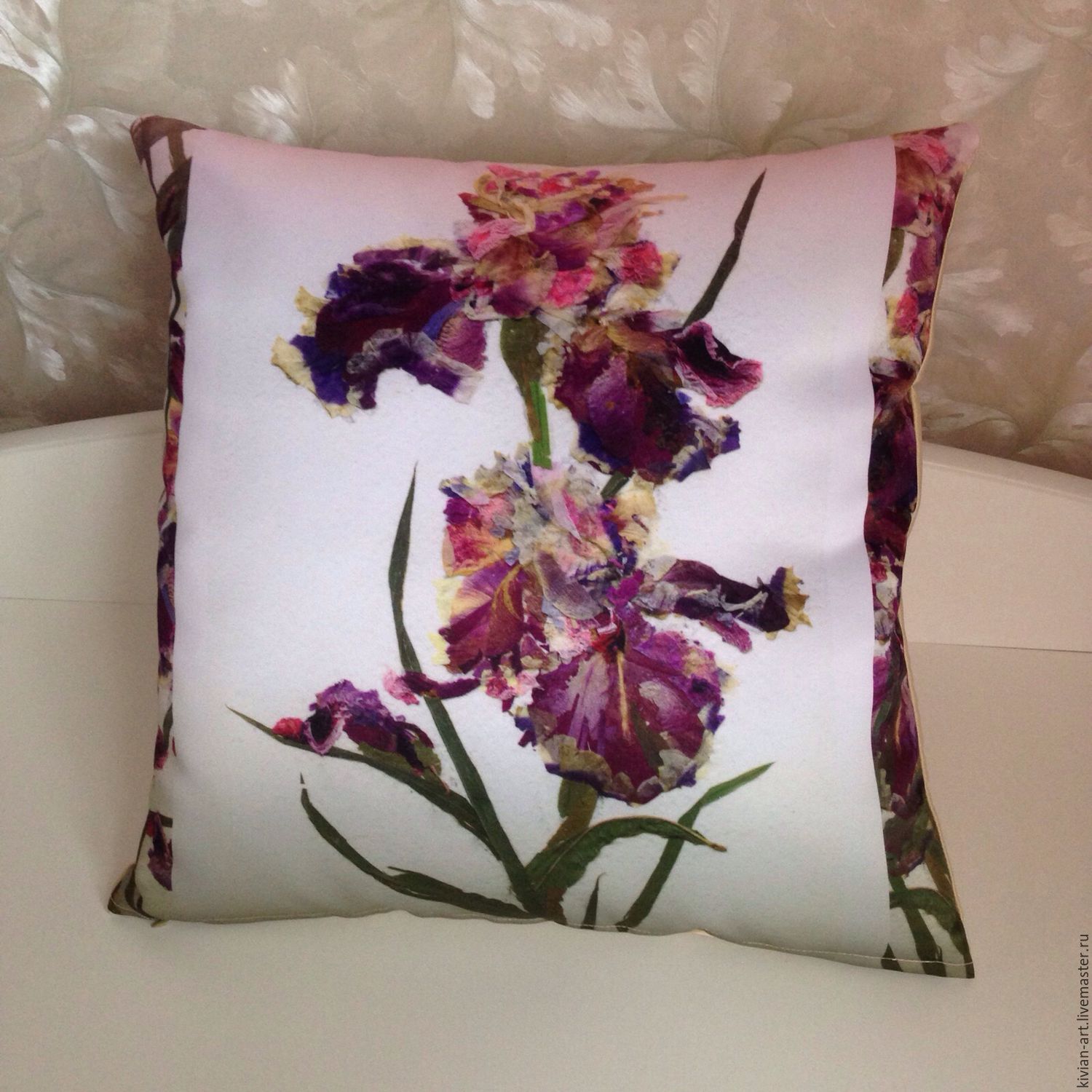 Платье с принтом ирисы. Пэчворк подушка ирисы. Подушка с ирисами. Подушка ирис като. Подушка с ирисами.