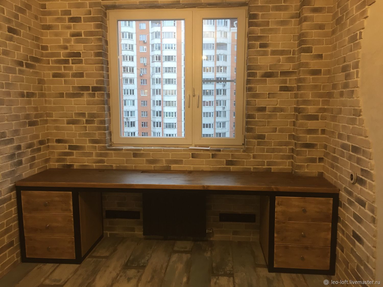 Письменный стол у окна в стиле лофт