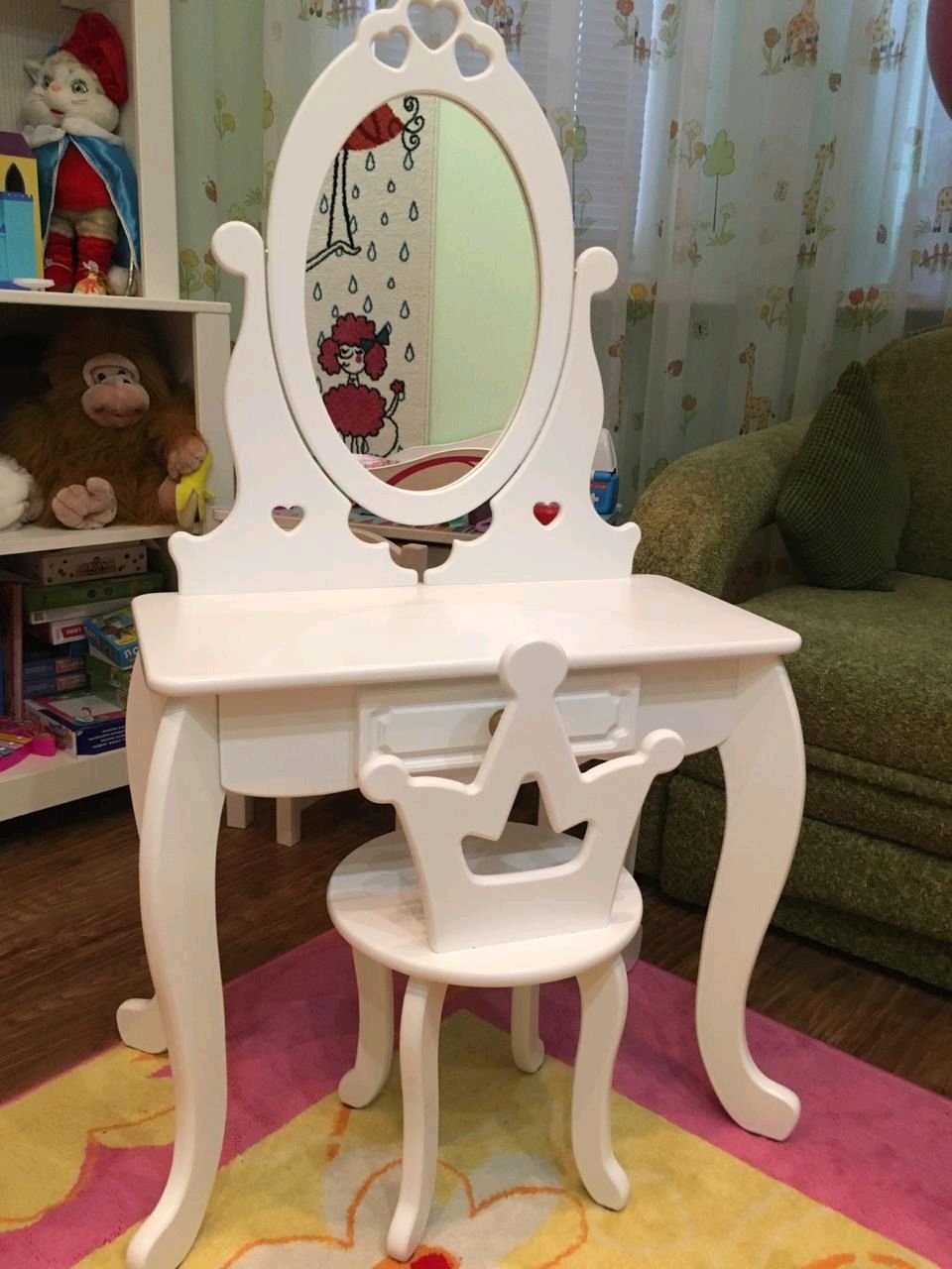 Туалетный столик в детскую комнату с зеркалом
