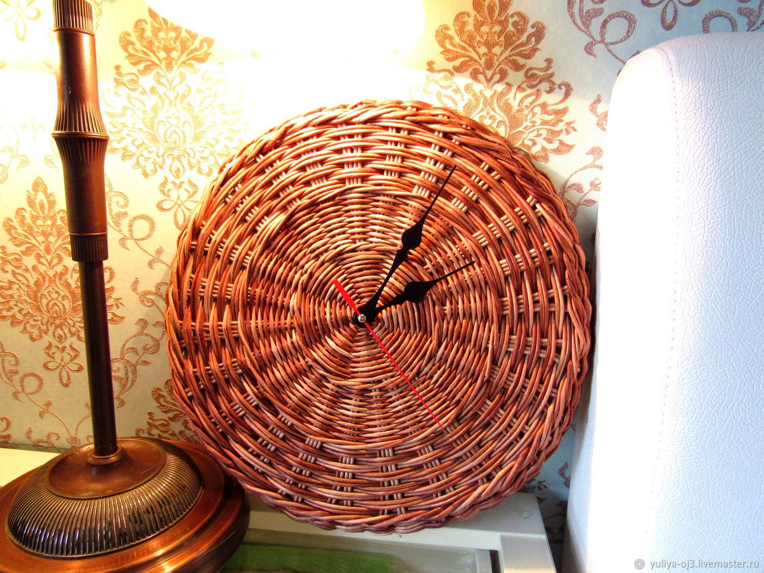 Большие круглые плетеные настенные часы-тарелка в  коричневого цв, Тарелки декоративные, Белоярский,  Фото №1