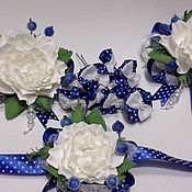 Blue-and-white ribbon in a braid to school on September 1