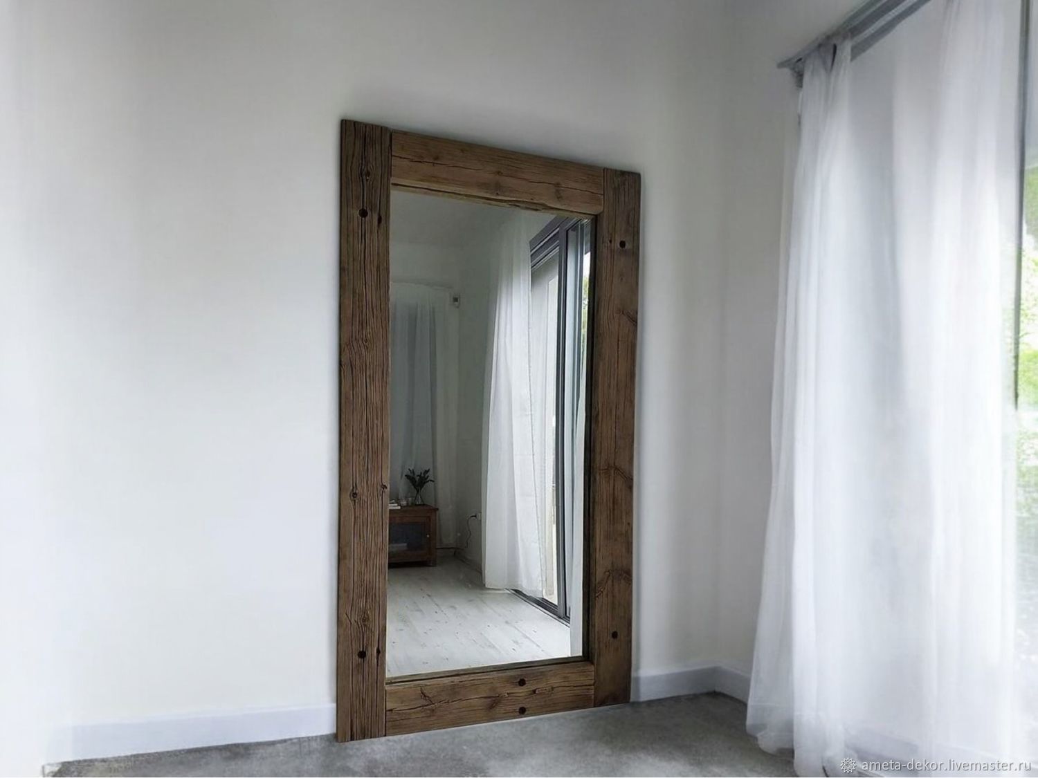 Зеркало в деревянной раме 