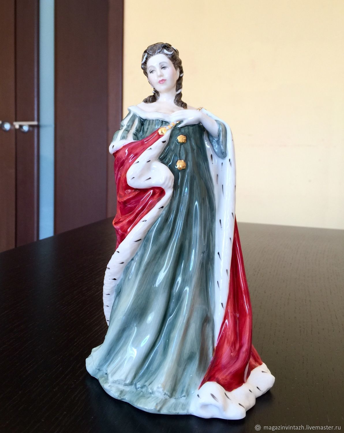 владимирская тиара елизаветы 2 фото. коллекция королевой. коллекция королевой. маккуин византийская коллекция. украшения королевы виктории из зубов.