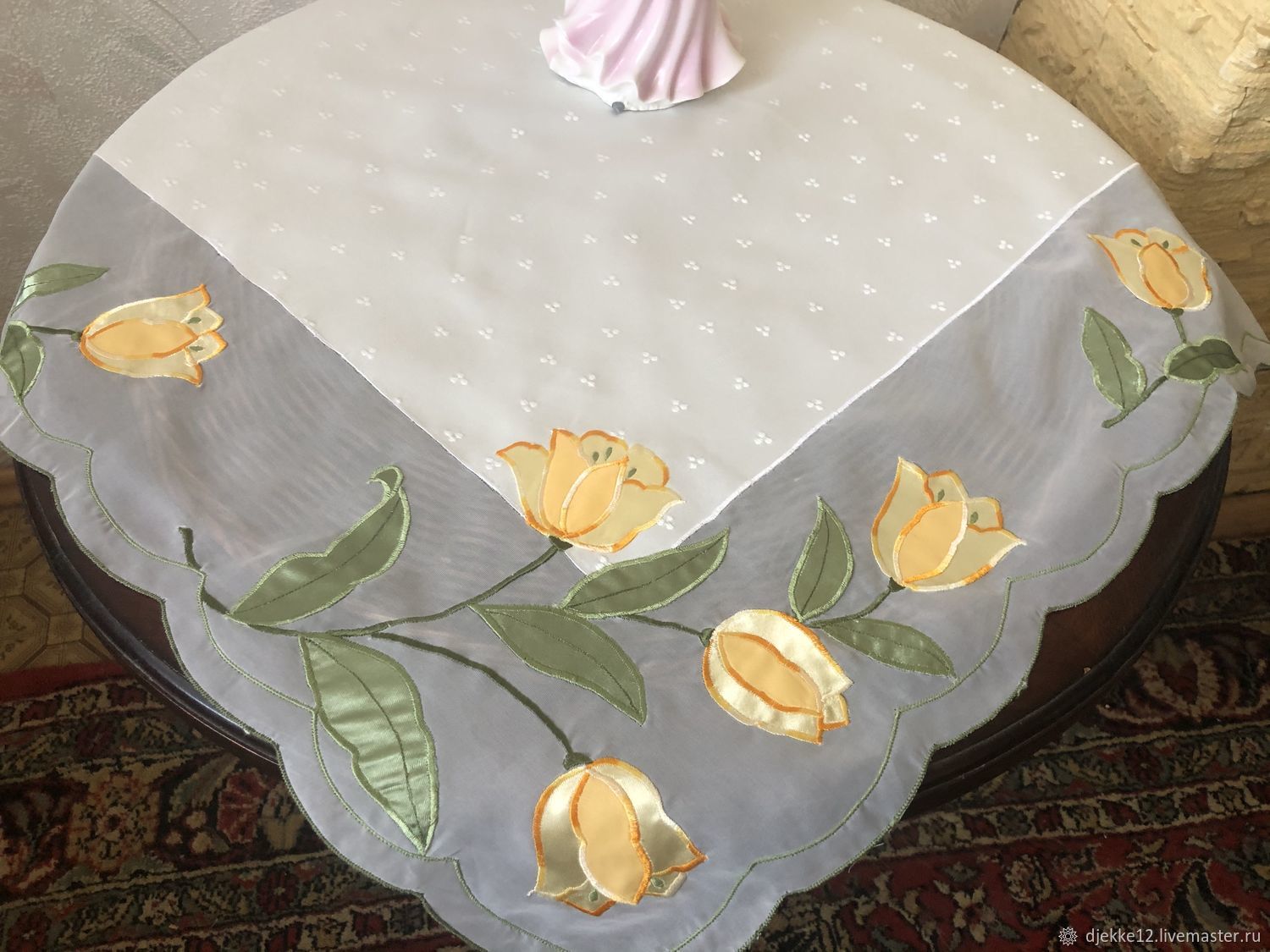 Красивые салфетки из ткани. Аппликация на скатерть. Аппликация на скатерть. Аппликация скатерть. Скатерть на стол своими руками из ткани идеи.