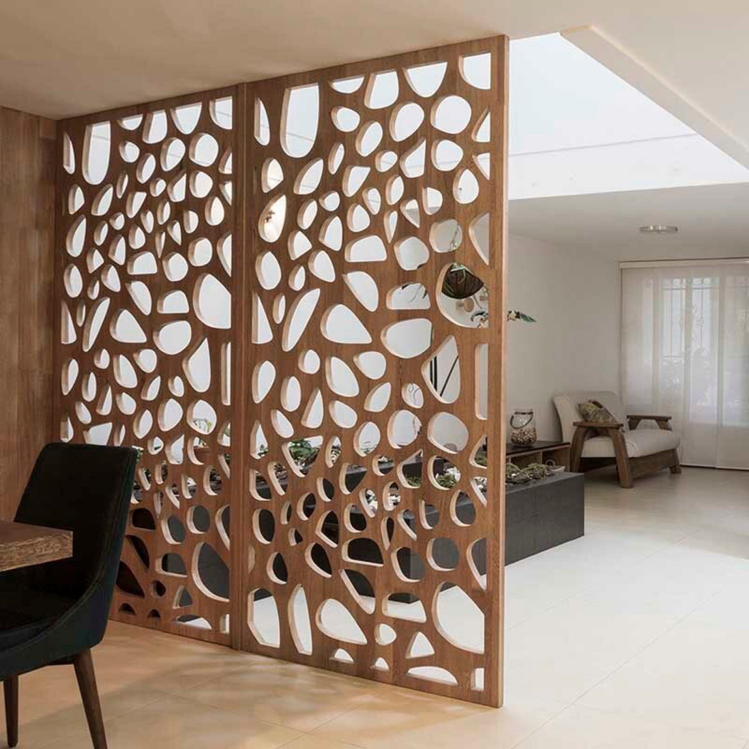 декоративная стенка из дерева в комнате