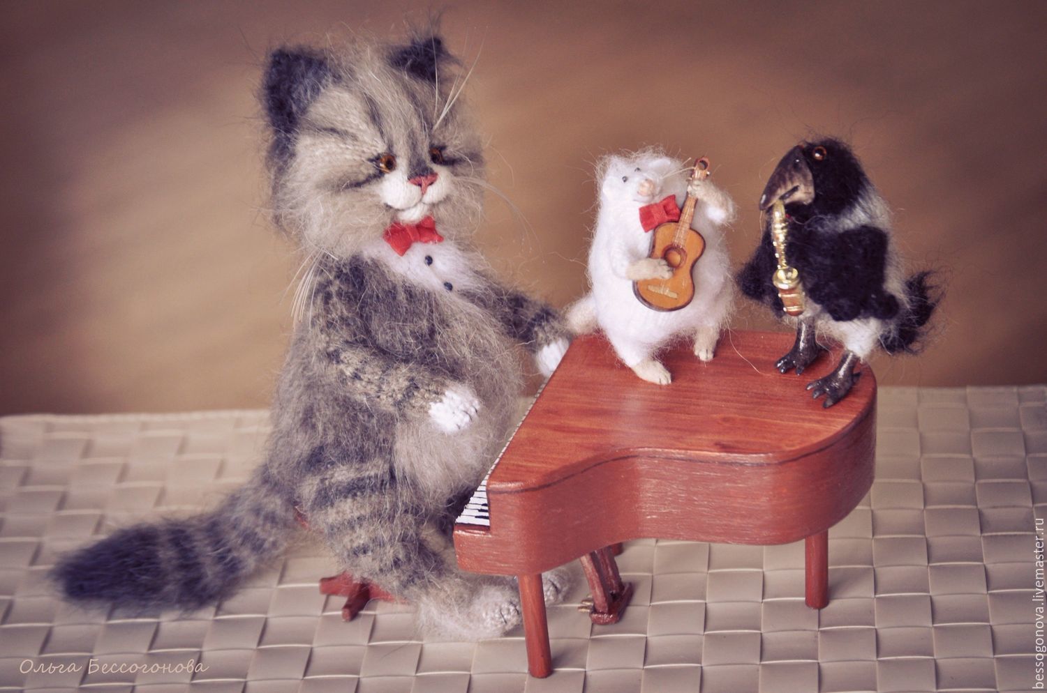 Author's crochet toy OLD PIANO cat, the mouse and the crow were knitted and crocheted from natural mohair with wool Growth cat standing approx. 26 SMSE legs, neck and tail are bent
