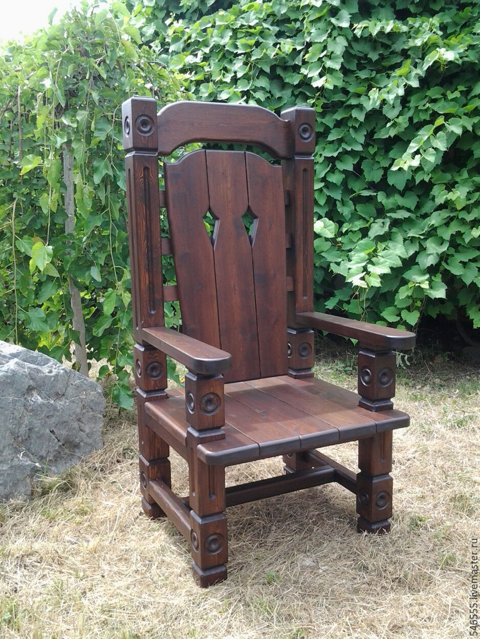 Деревянный стул трон