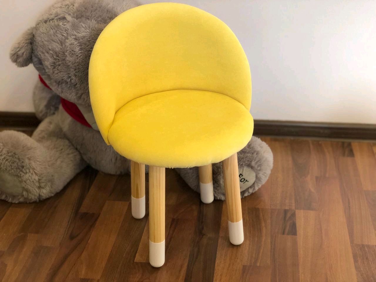 2 мягких стула. Детский мягкий стульчик. Мягкий стульчик под ноги. Желтый крутящийся стул. Детские мягкие стульчики купить.