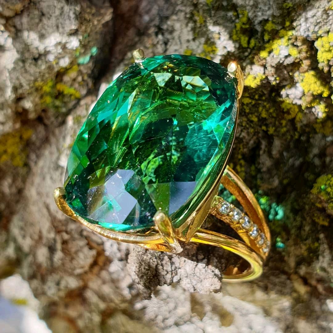 Золотое кольцо с зелеными камнями