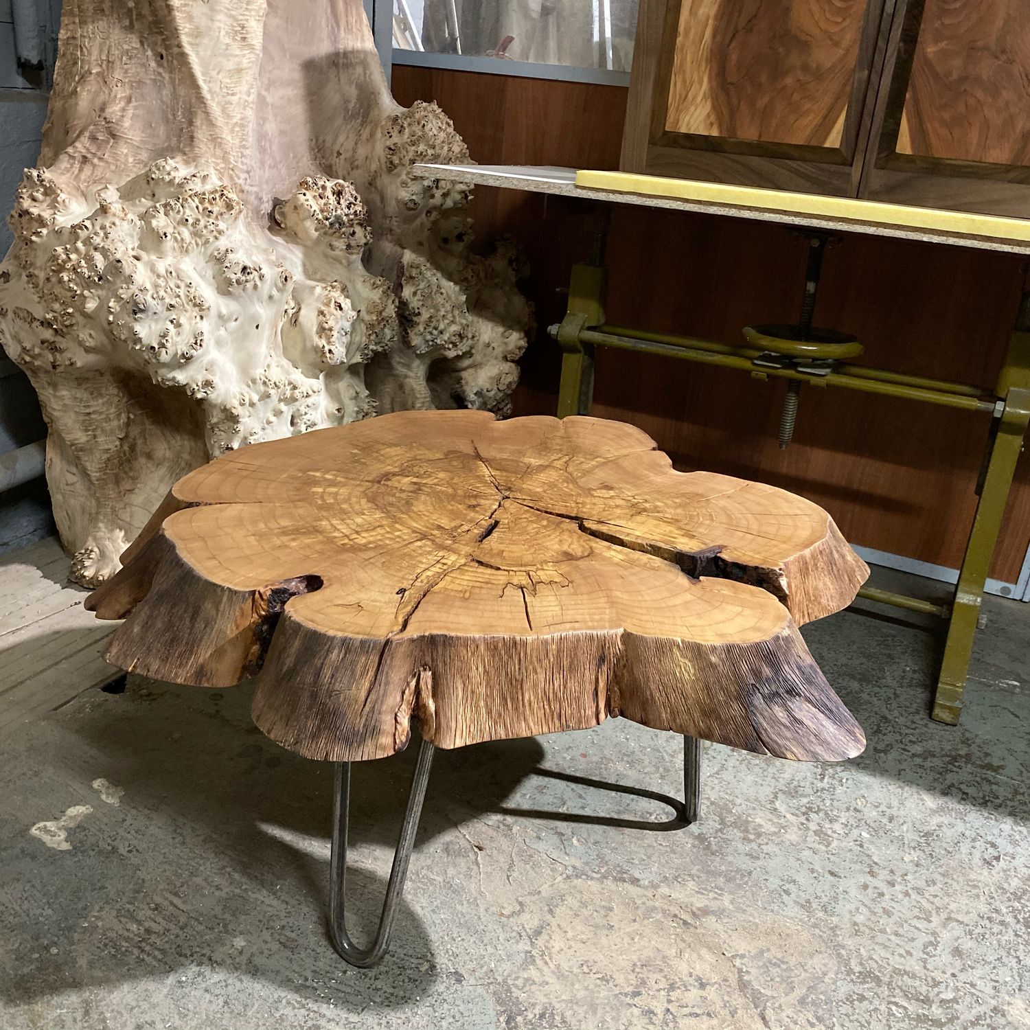 Журнальный столик из дерева