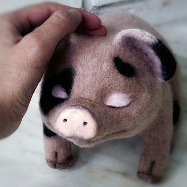 Куклы и игрушки ручной работы. Ярмарка Мастеров - ручная работа Поросёнок Фомка. Валяная (войлочная) игрушка из шерсти. Handmade.