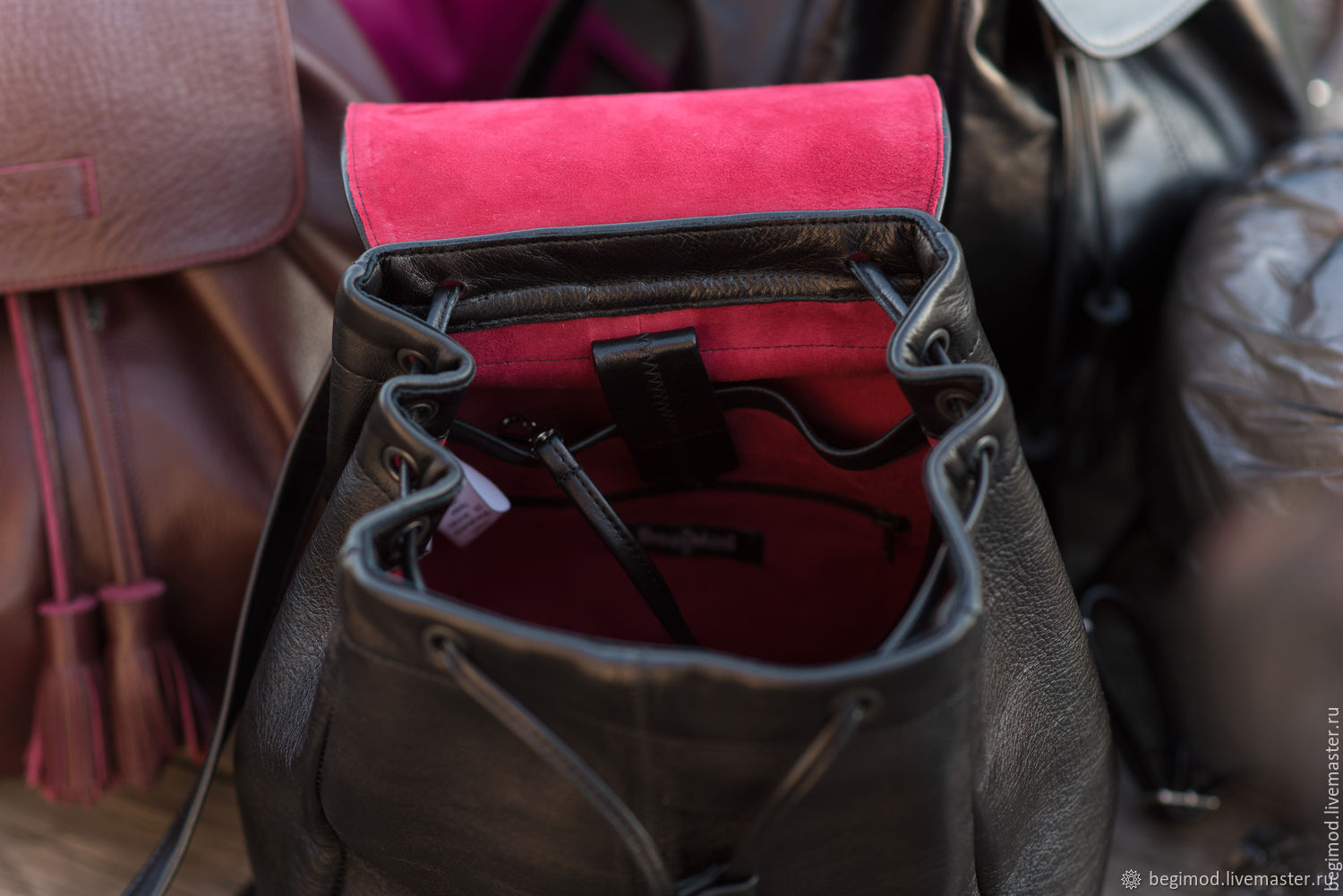 Рюкзак кожаный женский, черный, 9 литров, с замшевой подкладкой в .