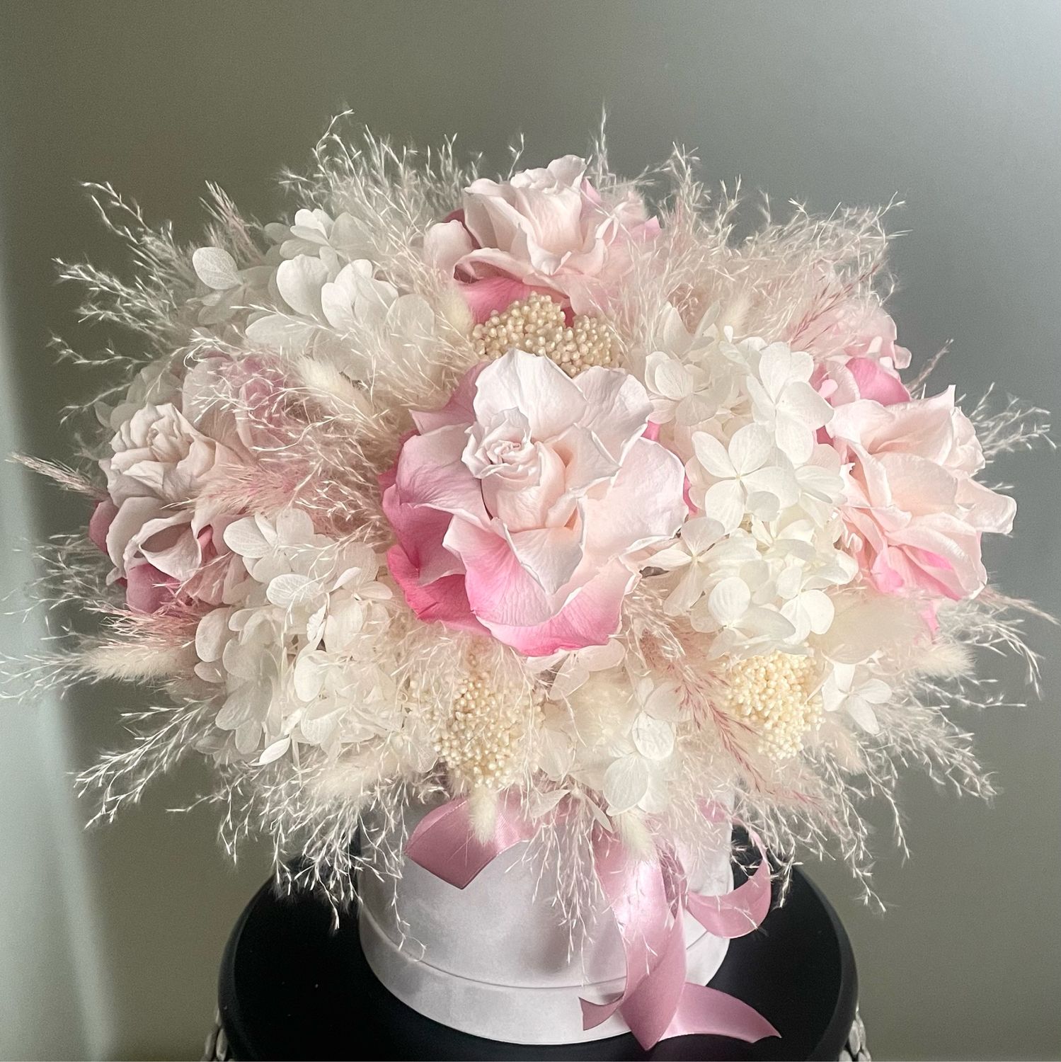 Букет из стабилизированных цветов в бархатной шляпной клробке купить в ...