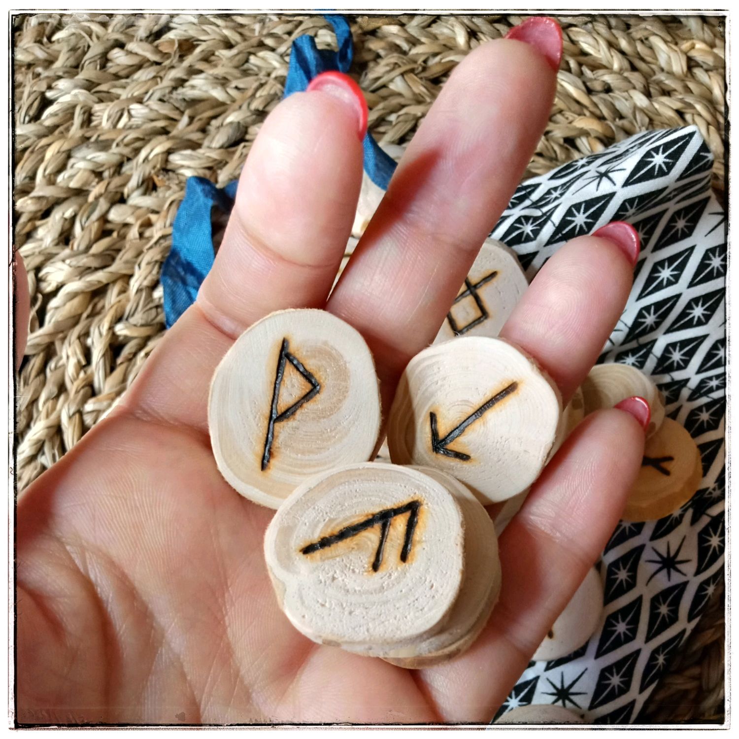 Руны санкт петербург. Резной кабошон из кости. Руны санкт петербург. Рунолог спб. Руна ольха.