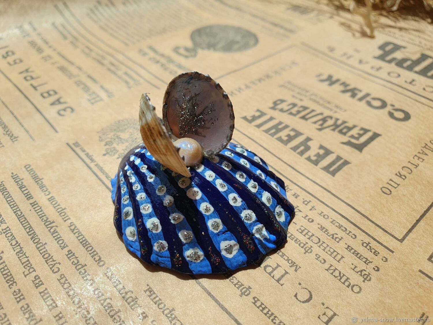 Мальчик ракушка на русском. Ракушка на ладони. Дует в ракушку. Мальчик ракушка. Ракушка с жемчужиной в руках.