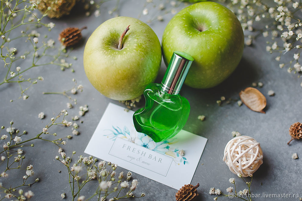 Зеленая яблоко магазин в москве каталог. Туалетная вода Грин эпл. Яблочные духи. Парфюм зеленое яблоко. Духи яблочко.