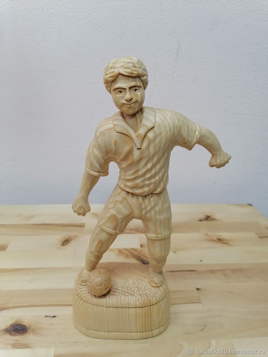 статуэтка футболист с мячом