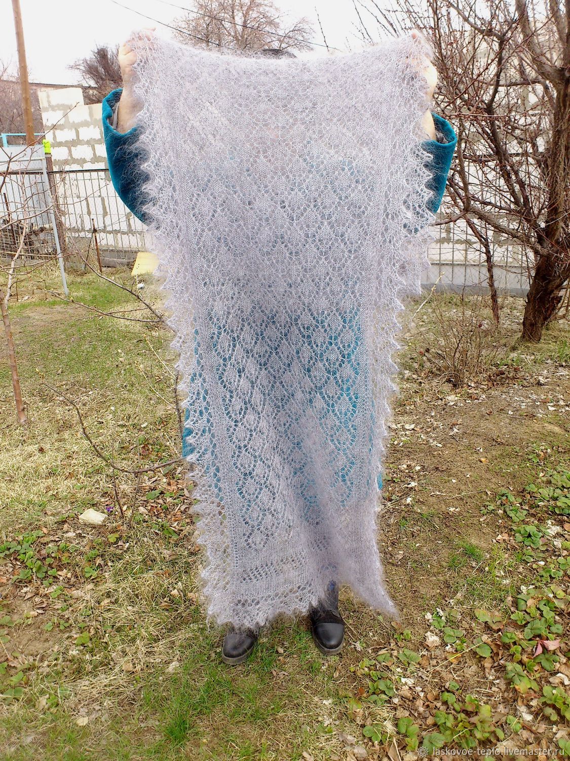 Вязаный пуховый палантин. Палантины вязаные пуховые. Изделия из козьего пуха палантин. Палантин паутинка. Шарфы и палантины женские из козьего пуха.