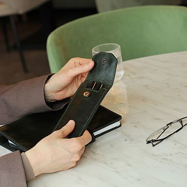 Сумки ручной работы. Ярмарка Мастеров - ручная работа Чехол для ручек темно-зелёный, канцелярский набор из кожи. Handmade.