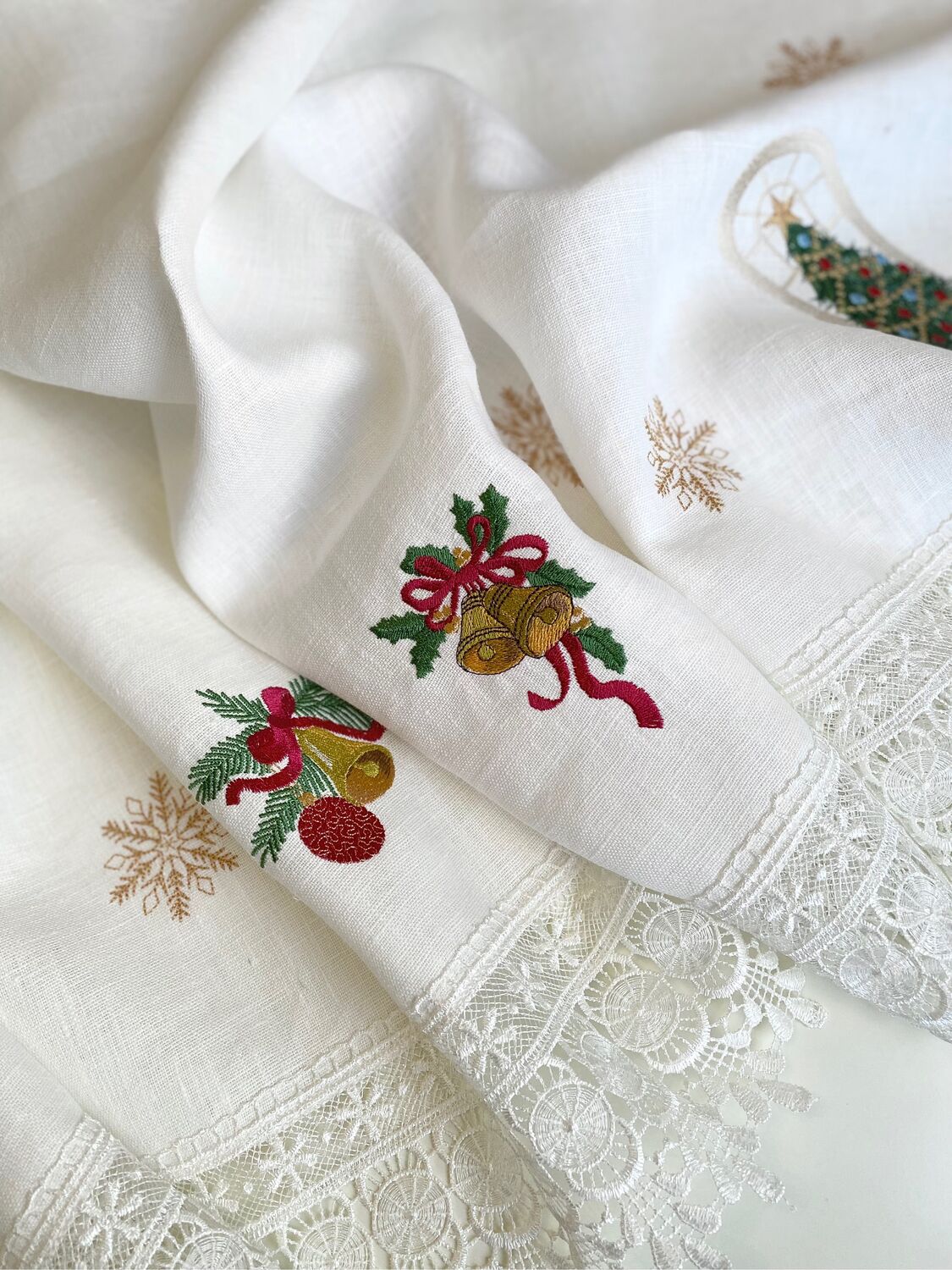 Новогодняя льняная скатерть с вышивкой и кружевом купить в интернет ...