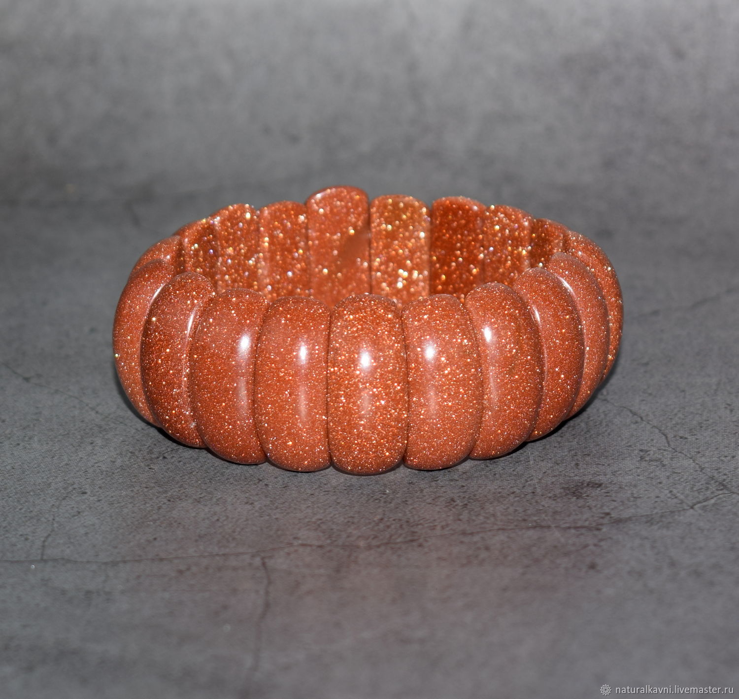 Авантюрин песок. Авантюрин бурый. Авантюрин песок. Авантюрин кабошон золотой песок. Золотой песчаник камень авантюрин.