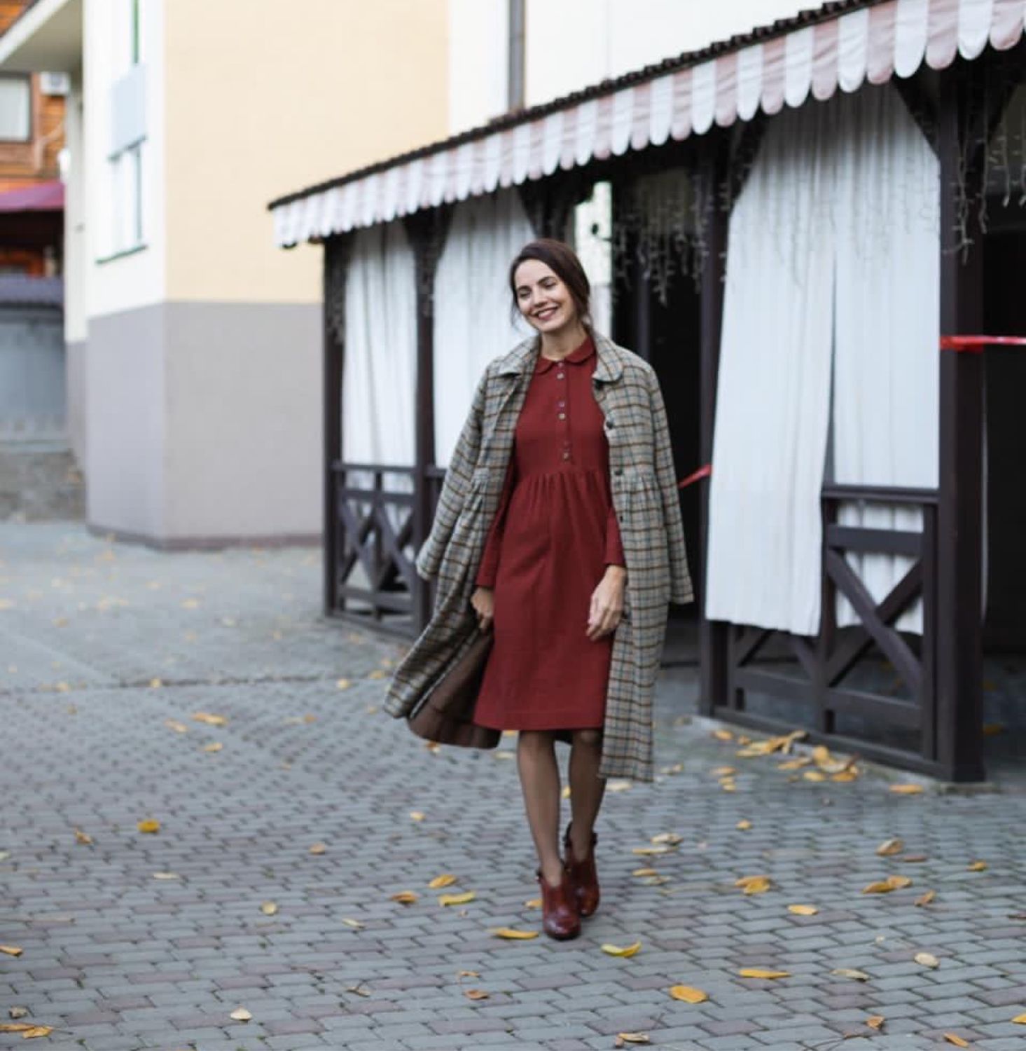 русская девушка в платке. красное платье косынка. красное платье косынка. платье этно красное. красное платье косынка.