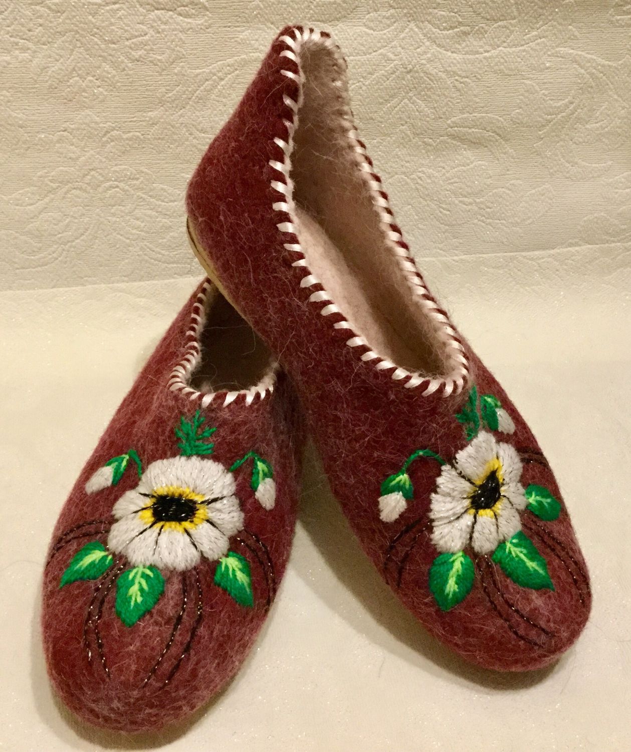 Тапочки ручной работы. Тапки из войлока. Вязаные домашние тапочки. Шерстяные тапочки ручной работы. Валяные тапочки.