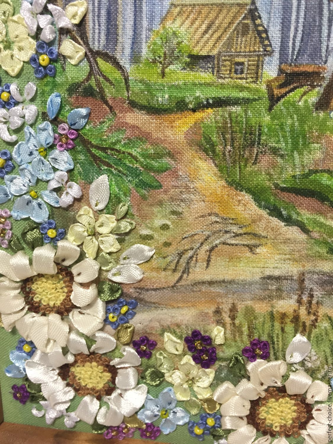 Картина вручную нарисована на ткани и вышита лентами "Избушка в лесу" в ...