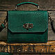 Женская сумочка зеленого цвета на длинном ремешке. Классическая сумка. Creative Leather Workshop. Интернет-магазин Ярмарка Мастеров.  Фото №2