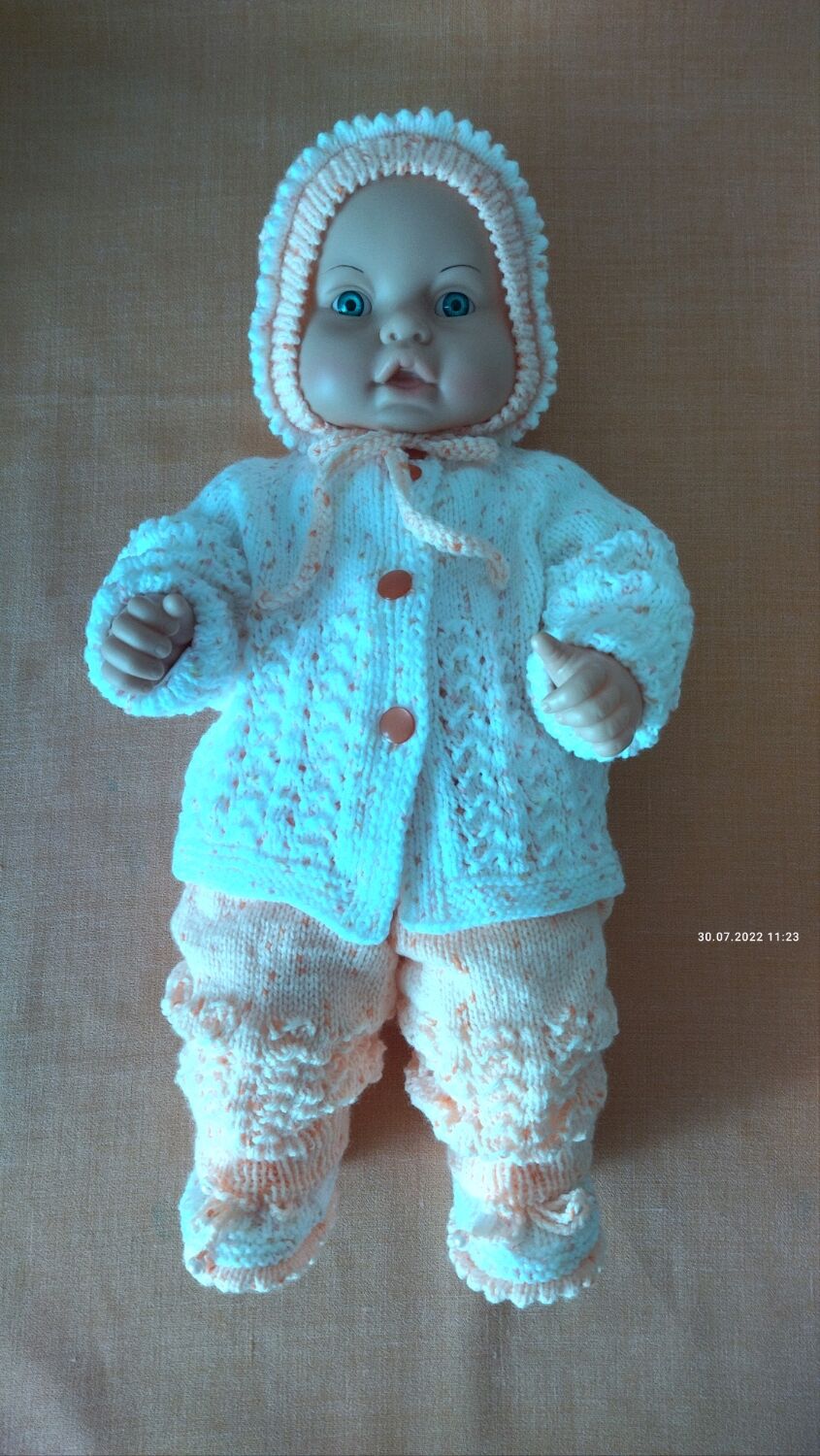 Вязанный комплект для малышей. Кофточка, штанишки, пинетки и чепчик. в ...