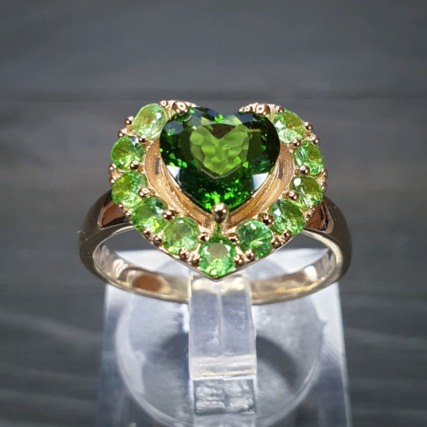 Золотое кольцо с зеленым гранатом