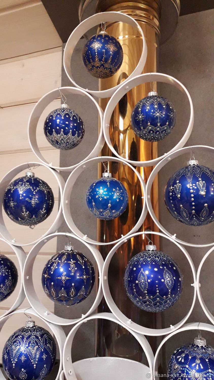 Украшения елки шариками. Новогодние шары. Шары на елку. Елка с синими шарами. Елка синие и серебристые шары.