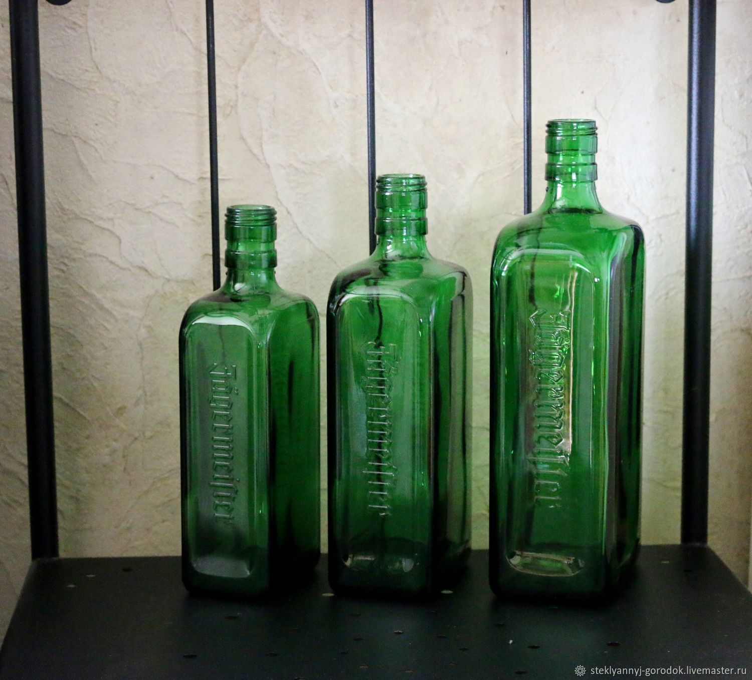 Бутылки зеленого цвета. Бутылка зеленая стеклянная. В бутылке зеленый. Прямоугольная бутылка. Бутылка зелёного стекла прямоугольная.