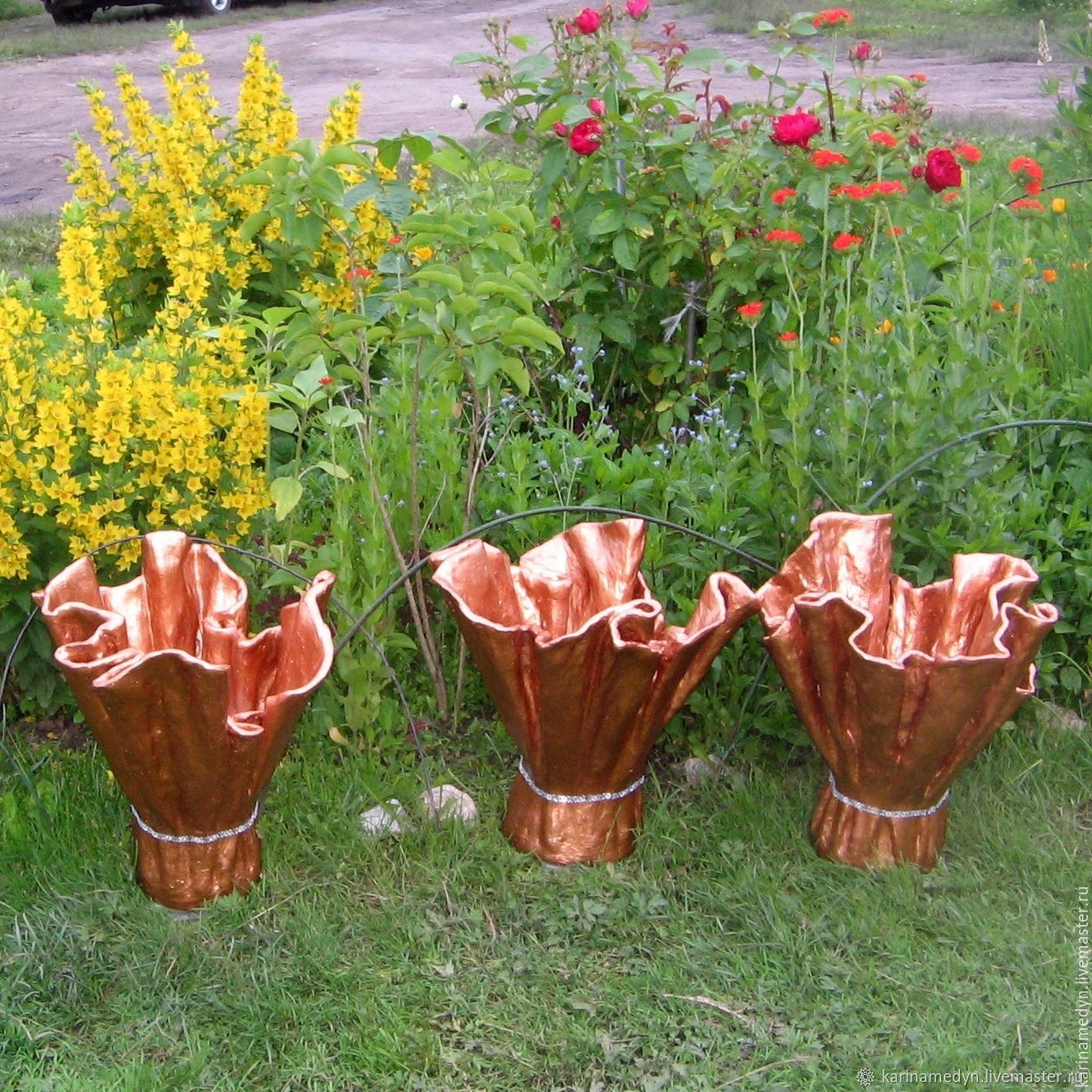 Для садовых цветов своими руками. Вазоны для сада. Садовые вазы. Клумбы из подручных материалов. Вазоны для цветов.