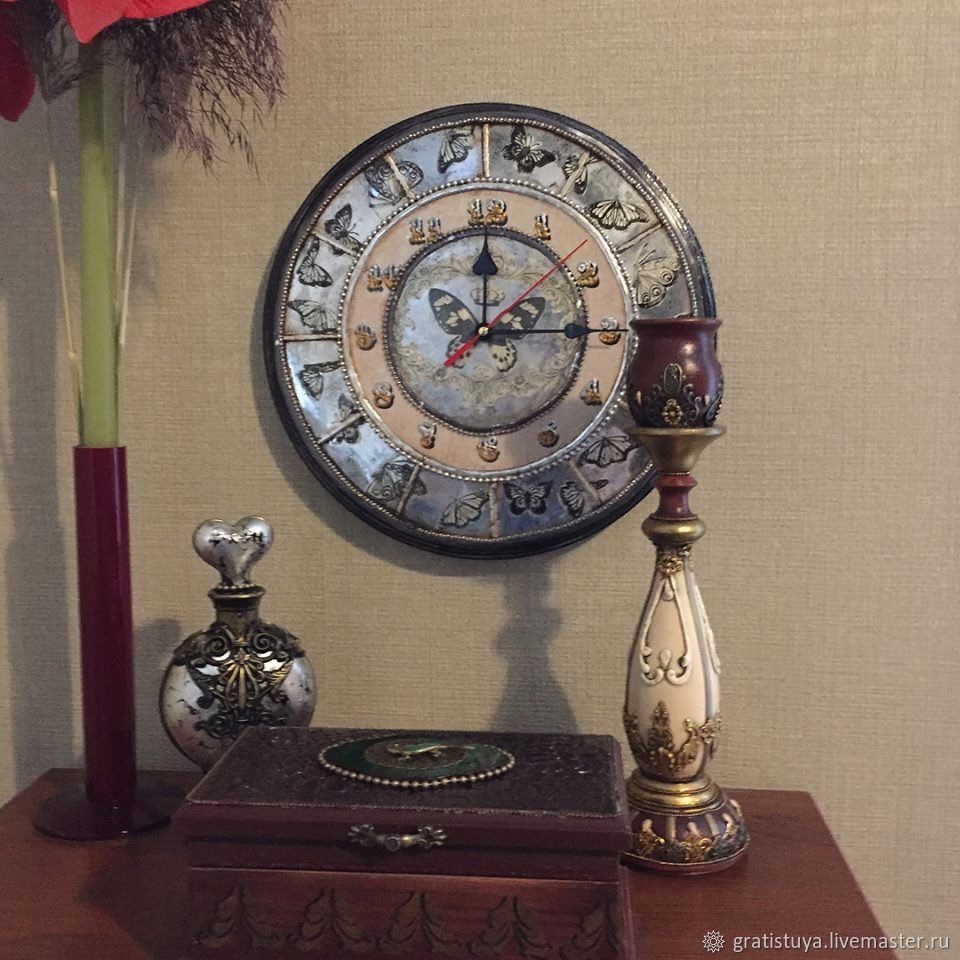 Часы и зеркало тест. Часы настенные под старину. Часы на зеркале. Зеркало с часами. Часы настольные бабочка.