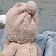 Вязаный мишка ручной работы в комбезе. Мягкие игрушки. krasivye.petelki. Ярмарка Мастеров.  Фото №4