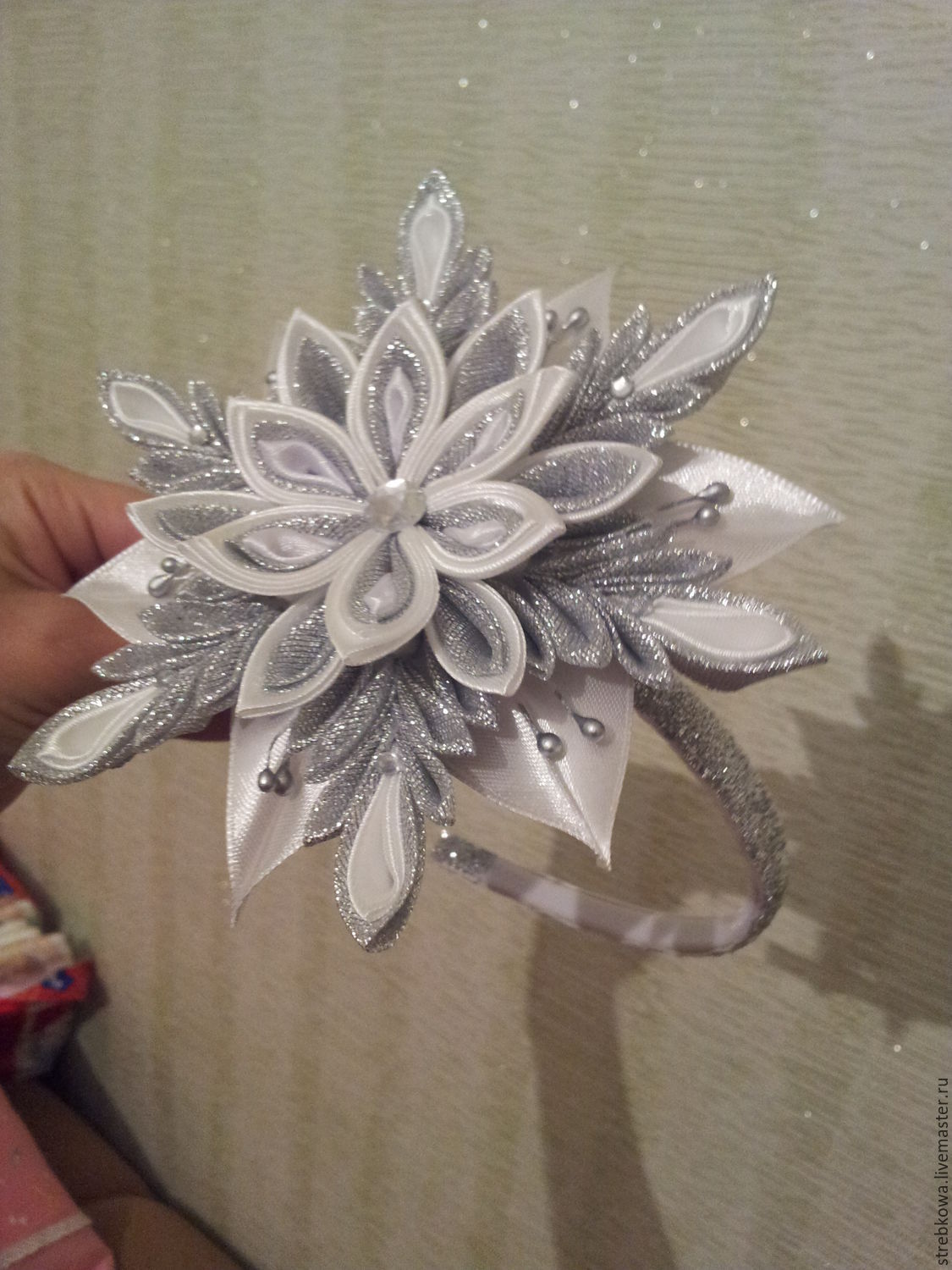 Простая снежинка из лент. МК. Канзаши. / DIY. Kanzashi. Ribbon snowflake.
