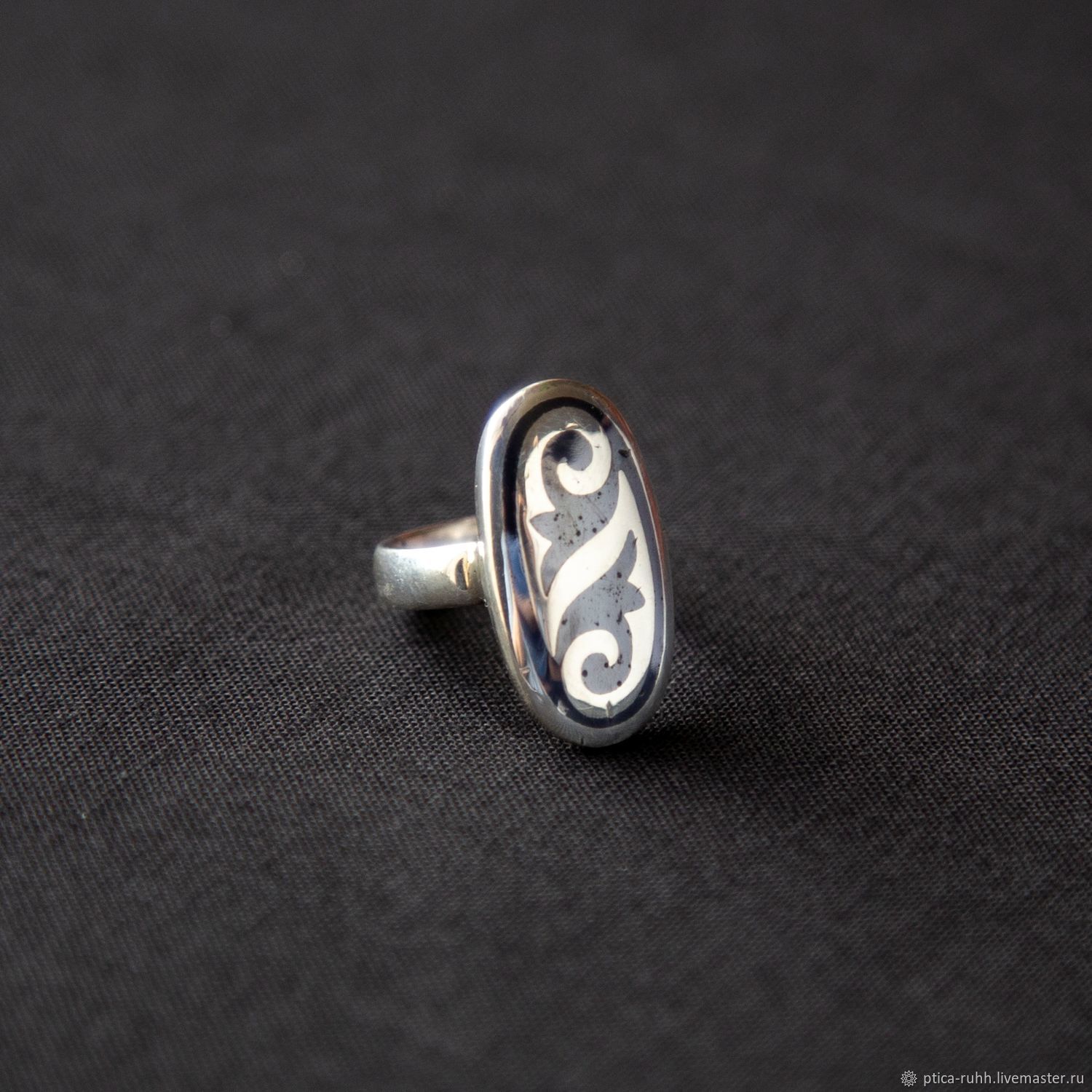Винтаж: Серебряное овальное кольцо с чернением и этническим узором ...