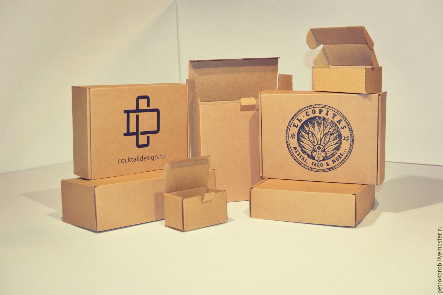Упаковка производитель купить. Коробки для упаковки товара. Дизайнерские коробки. Картонная коробка с логотипом. Упаковка сувенирной продукции.