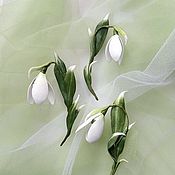 Брошь нежная шелковая хризантема с веточками и листьями