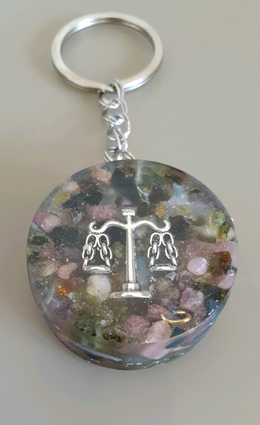 Брелок с турмалином и хризолитом Весы купить в интернет-магазине ...