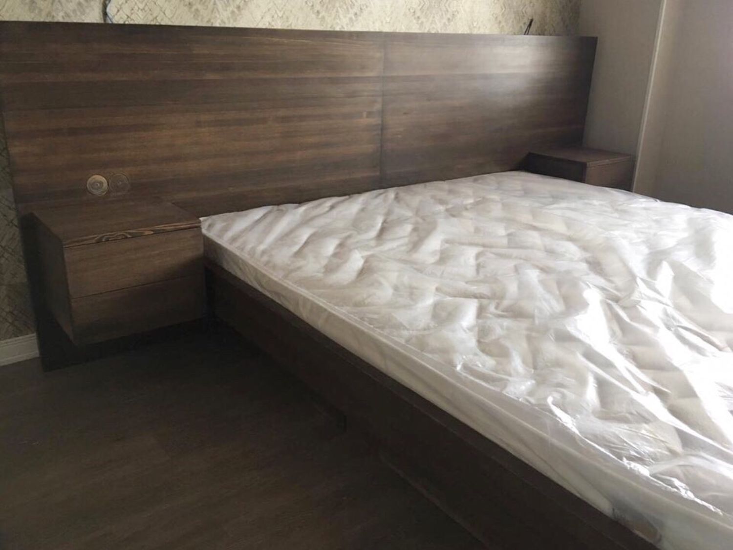 Кровать подиум из массива дерева