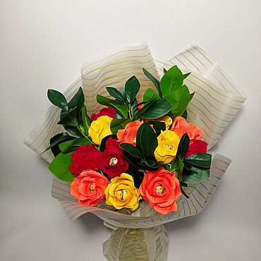 Букет цветов из гофрированной бумаги с конфетами - 67 фото