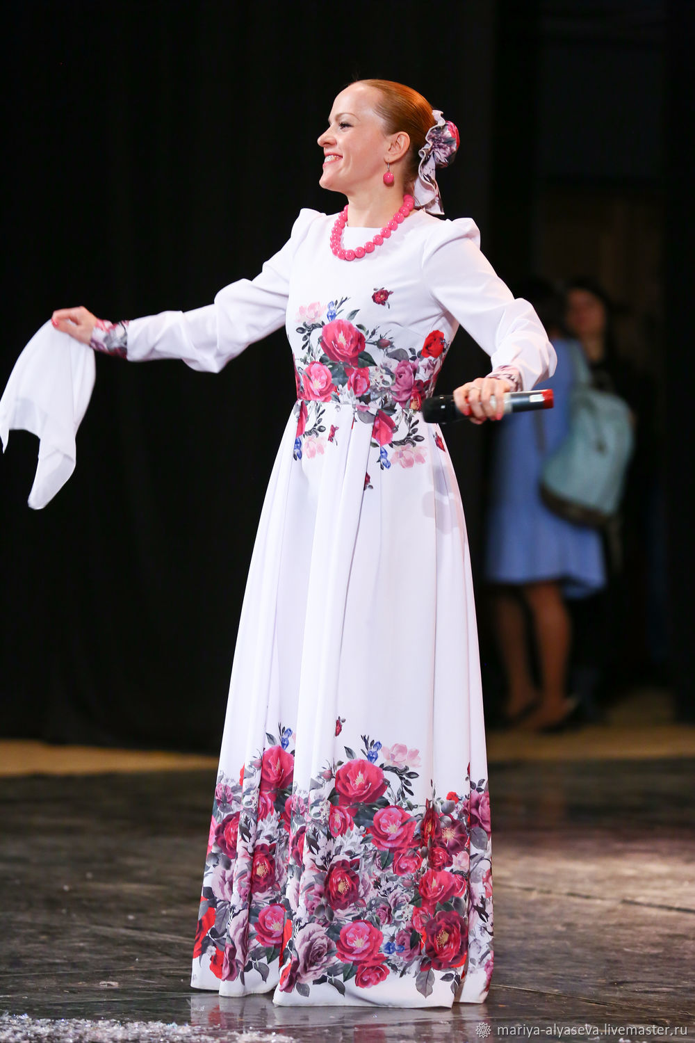 Белое концертное платье. Концертное платье в русском стиле. Платье для ансамбля. Платья в народном стиле для сцены. Платья для народных коллективов.