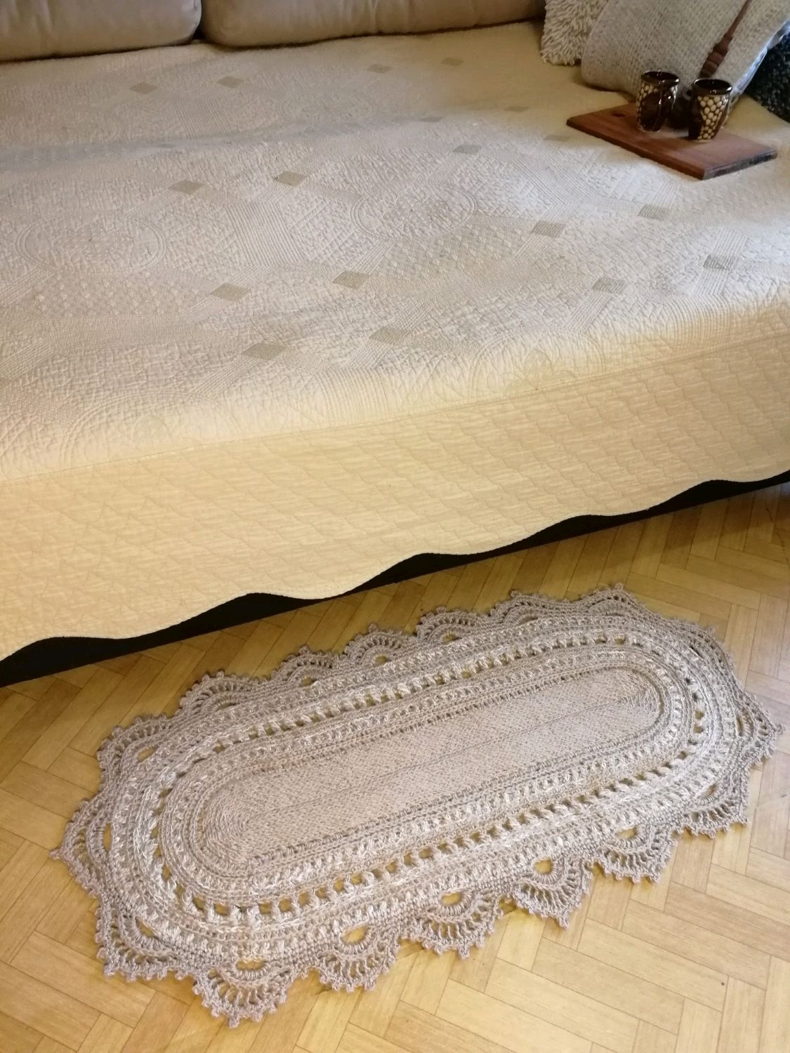 белые прикроватные коврики для спальни