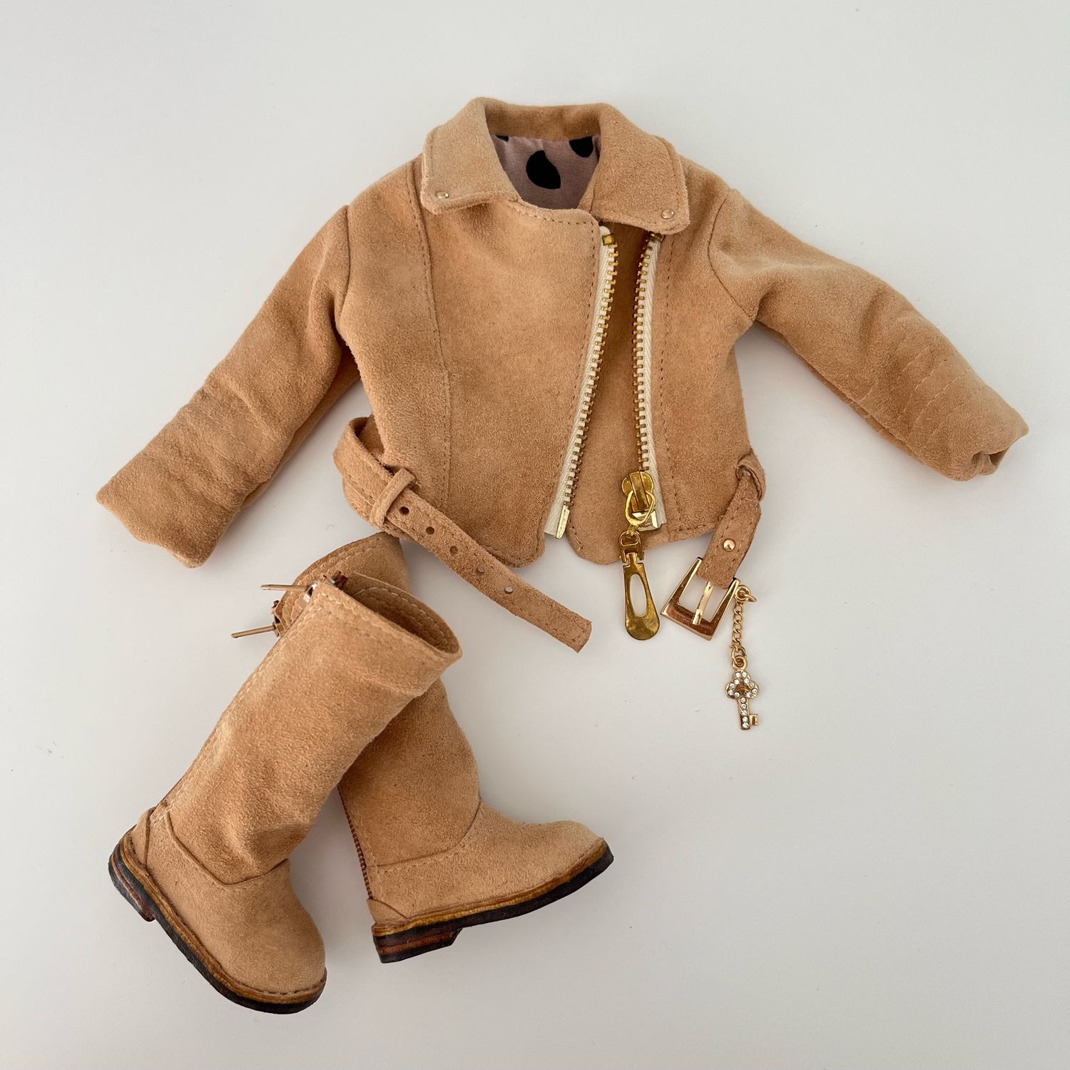 Комплект из куртки-косухи и сапог из натуральной замши для Паола Рейна ...