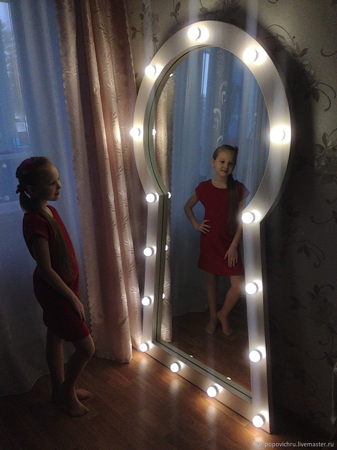 Зеркало с подсветкой девушка