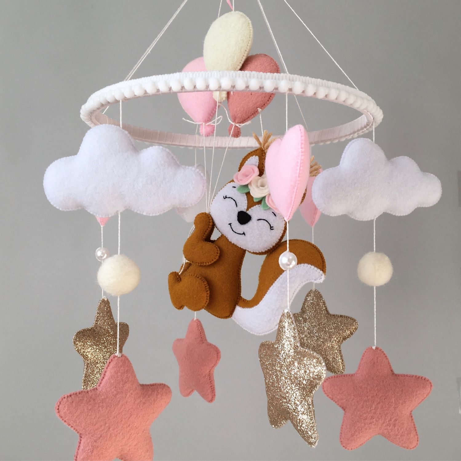 Мобиль на кроватку из фетра для девочки «Белочка» – купить на Ярмарке ...