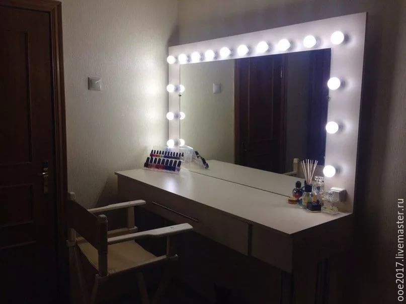 Столик зеркало с лампочками. Стол для макияжа с зеркалом и подсветкой. Туалетный столик с зеркалом и подсветкой. Стол для визажиста с подсветкой. Стол с подсветкой для макияжа.