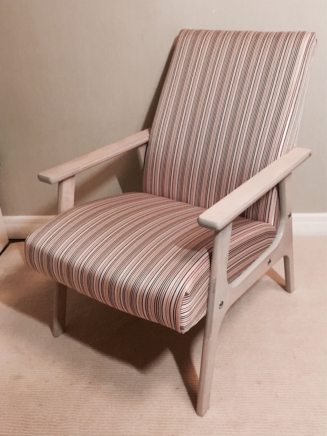 Реставрация деревянного кресла. Советское кресло. Старое советское кресло. Старого кресла с деревянными подлокотниками. Реставрируем старое кресло.